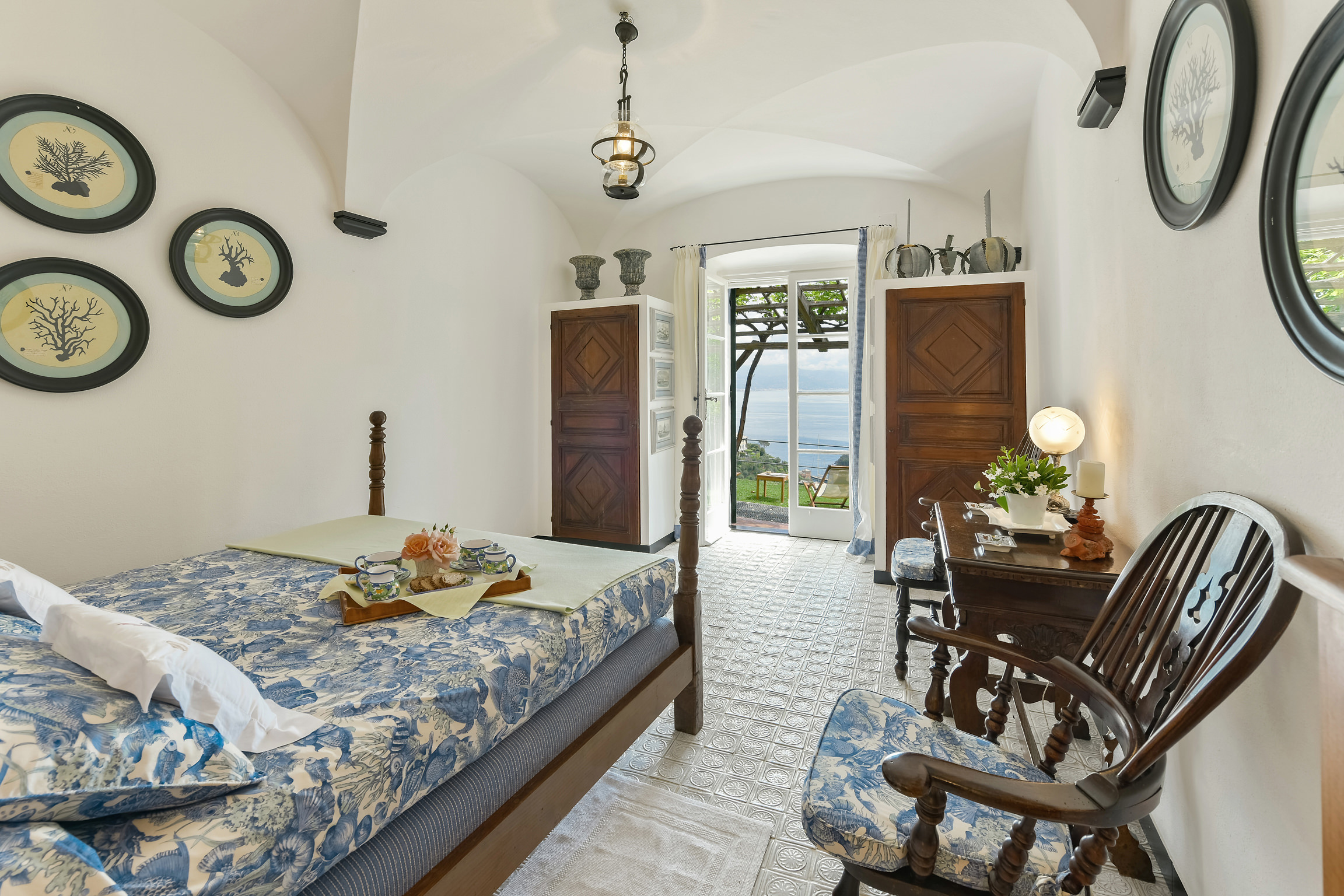 7PVT-Casa-Montefino-5543 blue room king size